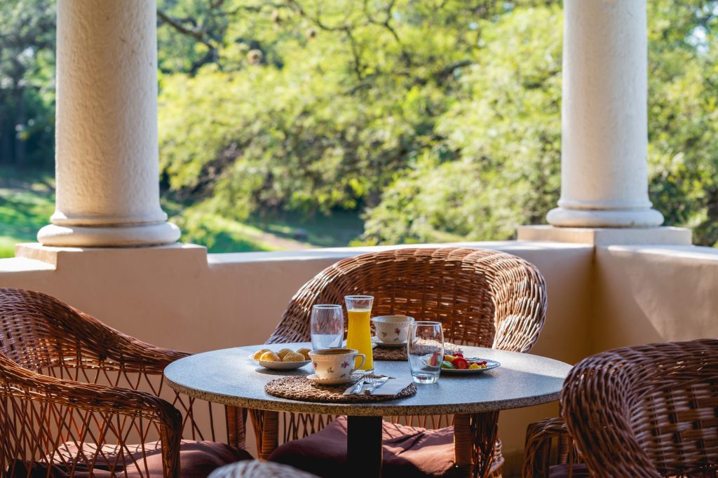 Desayuno al aire libre en la terraza con vista al jardín en Scratch House